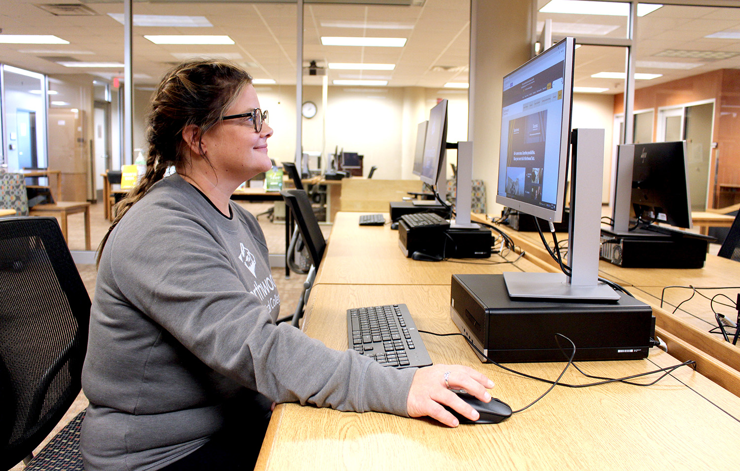 A student using a computer in the Innovative Teaching and Learning Center