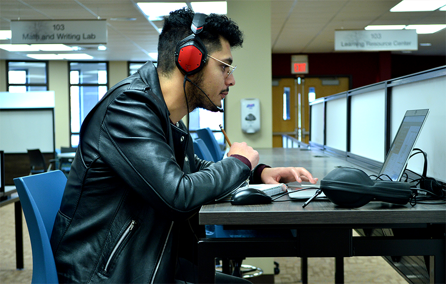 A student using a computer in the Innovative Teaching and Learning Center