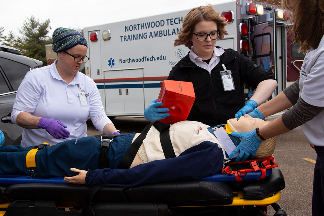 EMT students working on mannequin 