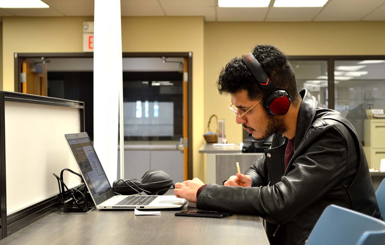 Student in the Innovative Teaching and Learning Center working on something on their laptop